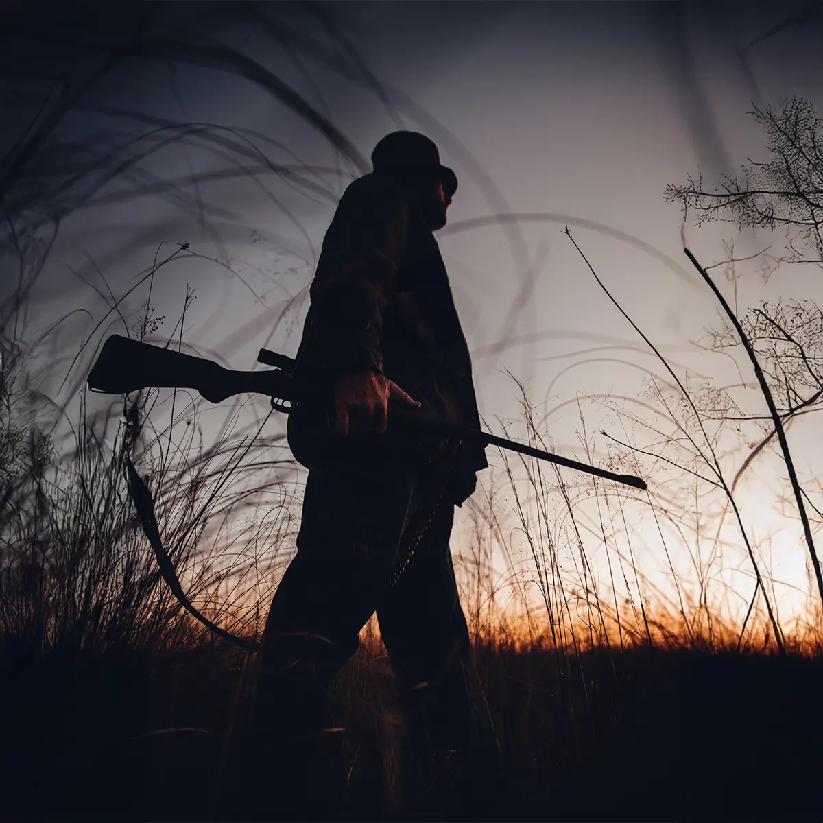 hunting-poland-image Mężczyzna szukający zwierzyny do upolowania wczesną porą